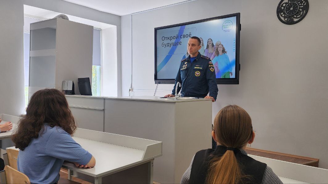 Профориентационная встреча с представителем МЧС России для учеников 11 класса!